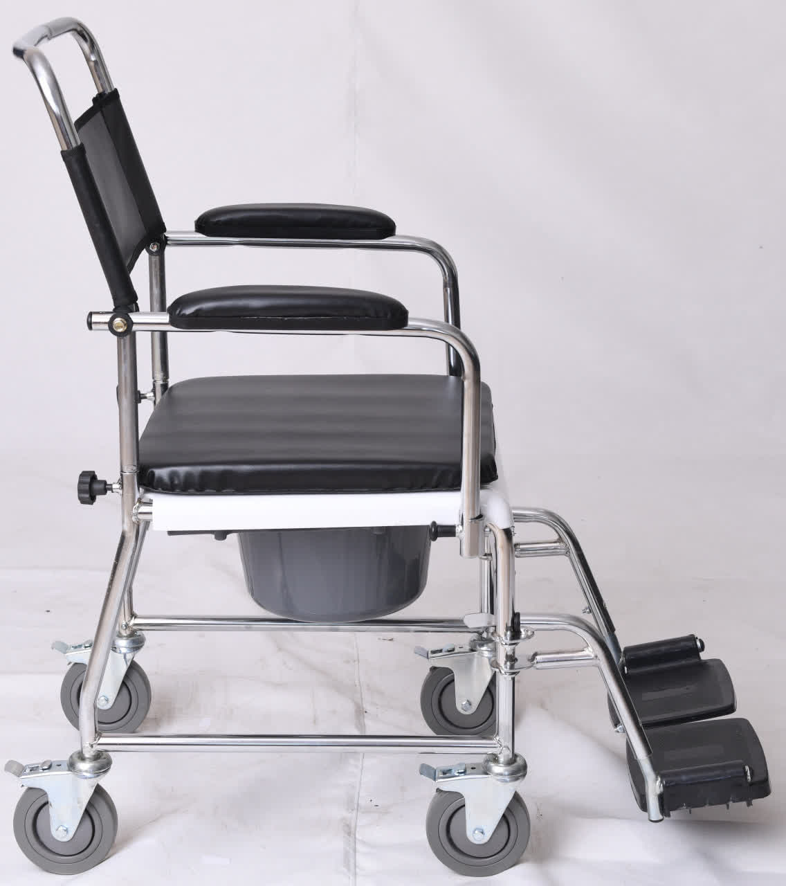 ویلچر حمام مدل 790 آبکرم چهار چرخ ترمزدار 32*125 کد 20790001
