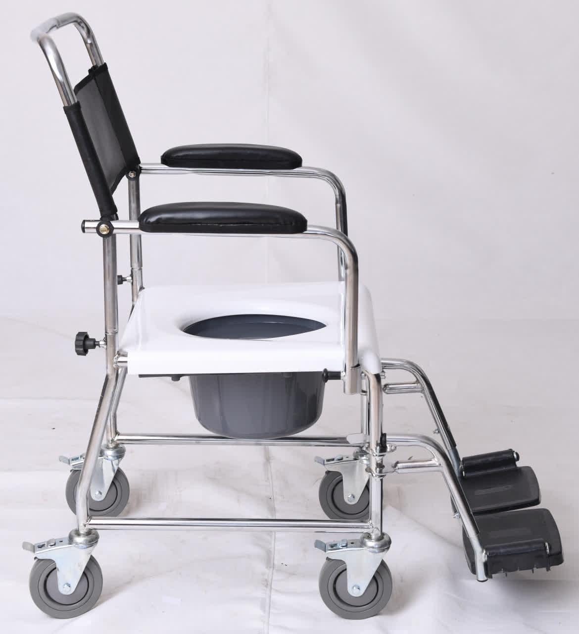 ویلچر حمام مدل 790 آبکرم چهار چرخ ترمزدار 32*125 کد 20790001