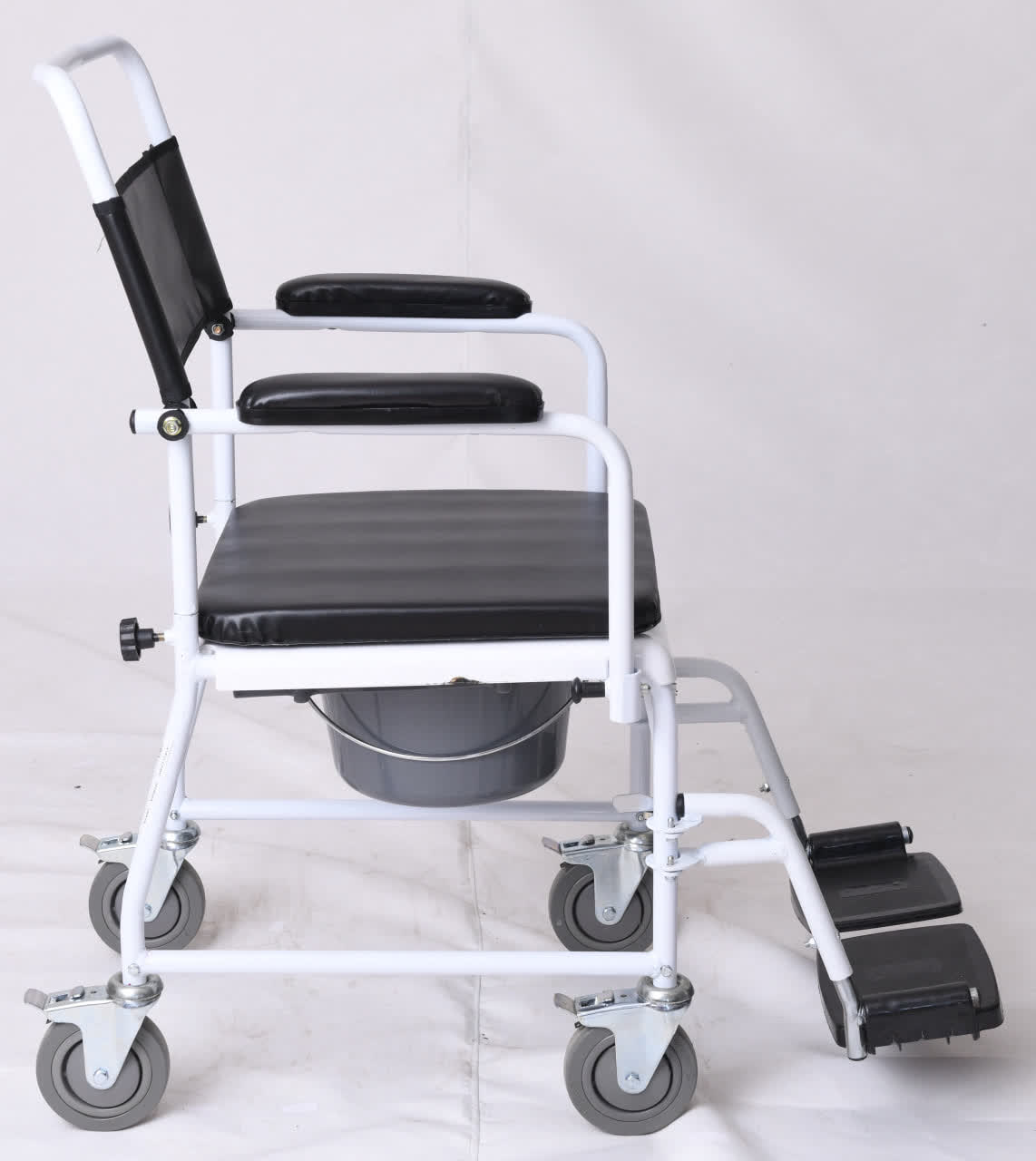 ویلچر حمام مدل 790 رنگی چهار چرخ ترمزدار 32*125 کد 20790004